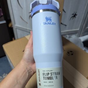 New STANLEY Iceflow Tumbler water bottle cup 30 OZ Hydrangea non slip